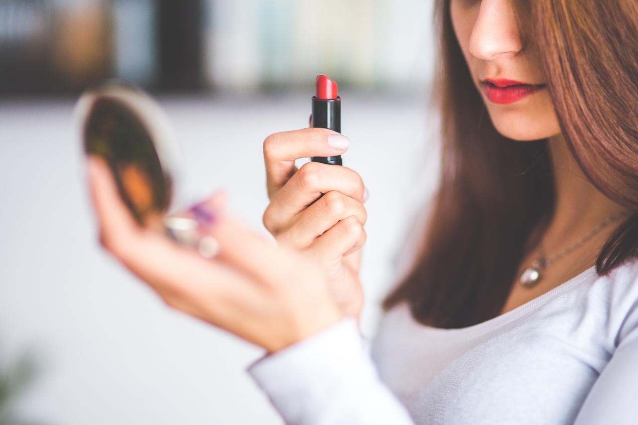 Czerwona szminka – obowiązkowy kosmetyk prawdziwej elegantki