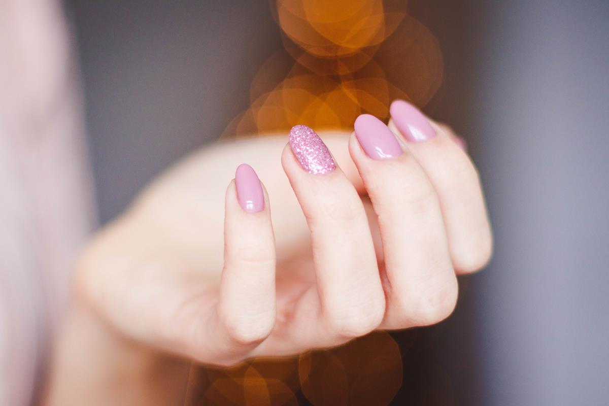 Perły i graficzne wzory na paznokciach – najnowsze trendy w manicure na jesień 2020