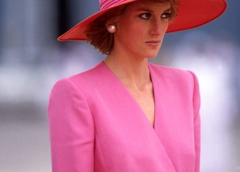 DUBAI - MARCH:  Diana Princess of Wales arrives in Dubai, United Arab Emirates, during the Royal Tour of the Gulf in March 1989. Diana wore a dress by Catherine Walker. (Photo by David Levenson/Getty Images)