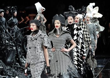PARIS - MARCH 10:  Models Walk the runwayat the Alexander McQueen Ready-to-Wear A/W 2009 fashion show during Paris Fashion Week at POPB on March 10, 2009 in Paris, France.  (Photo by Dominique Charriau/WireImage)