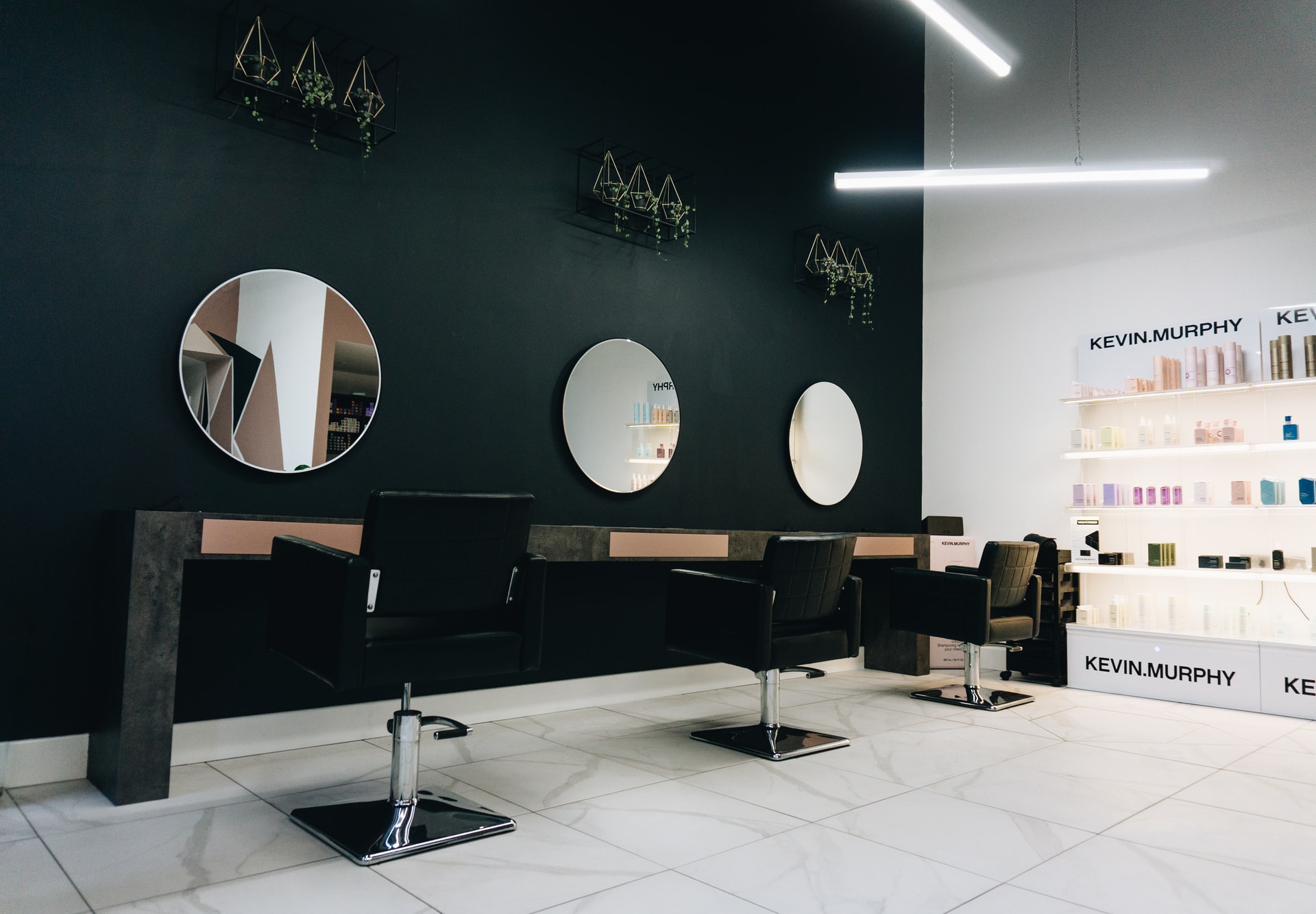 Jakie fotele fryzjerskie sprawdzą się w eleganckim salonie?