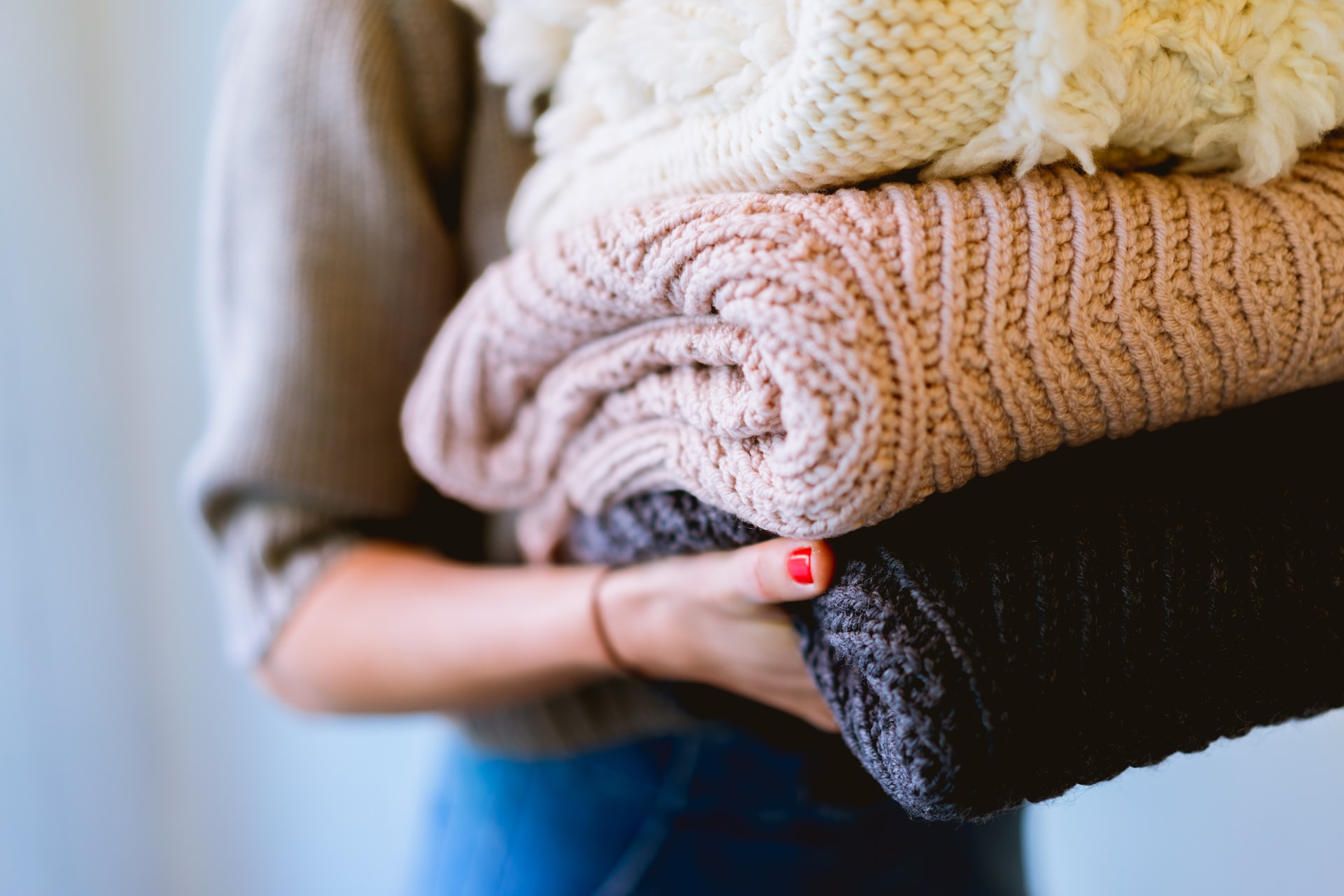 Jak nosić swetry, aby podkreślały sylwetkę?