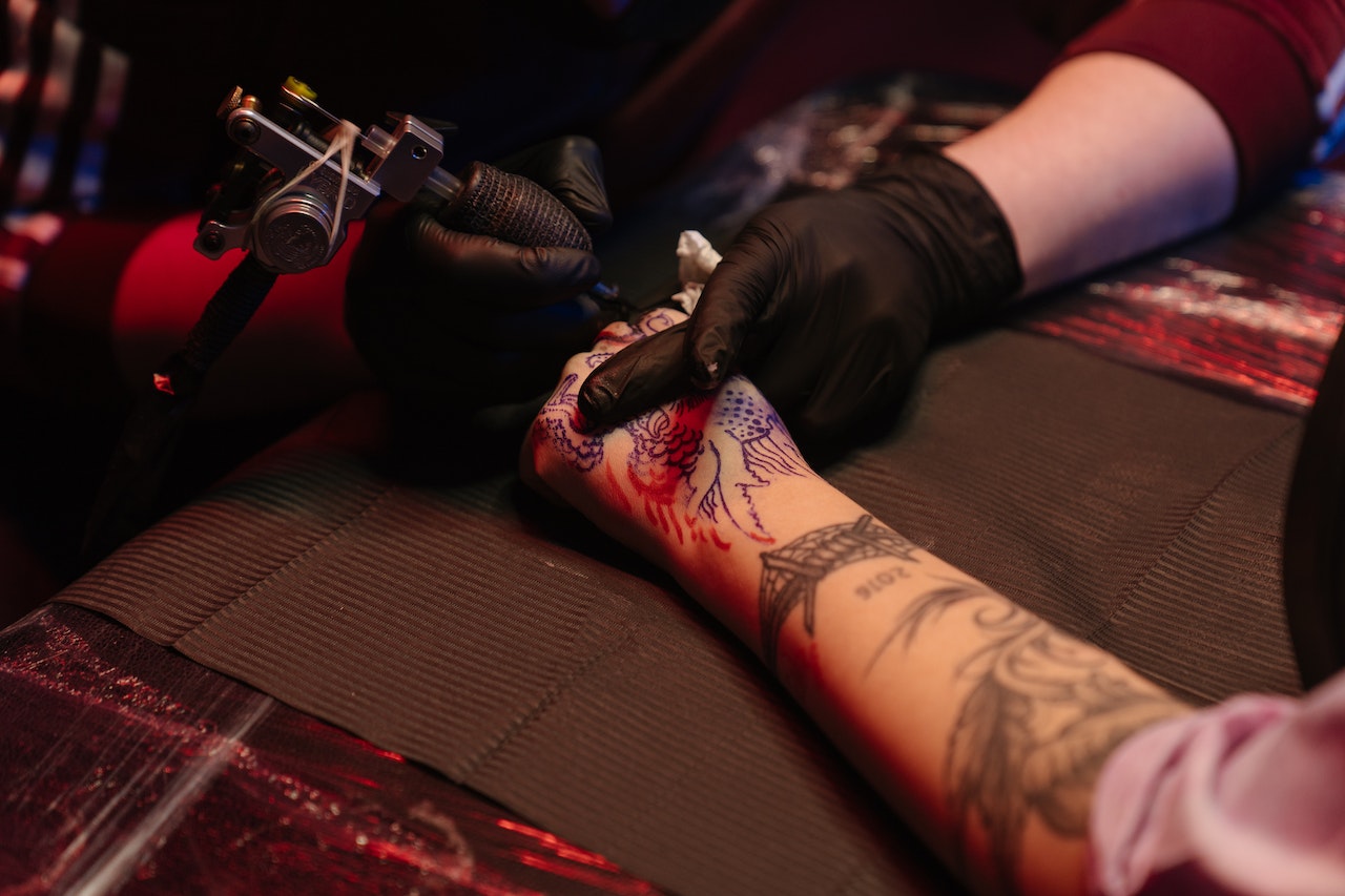 Jakiego sprzętu używa się do tatuowania?