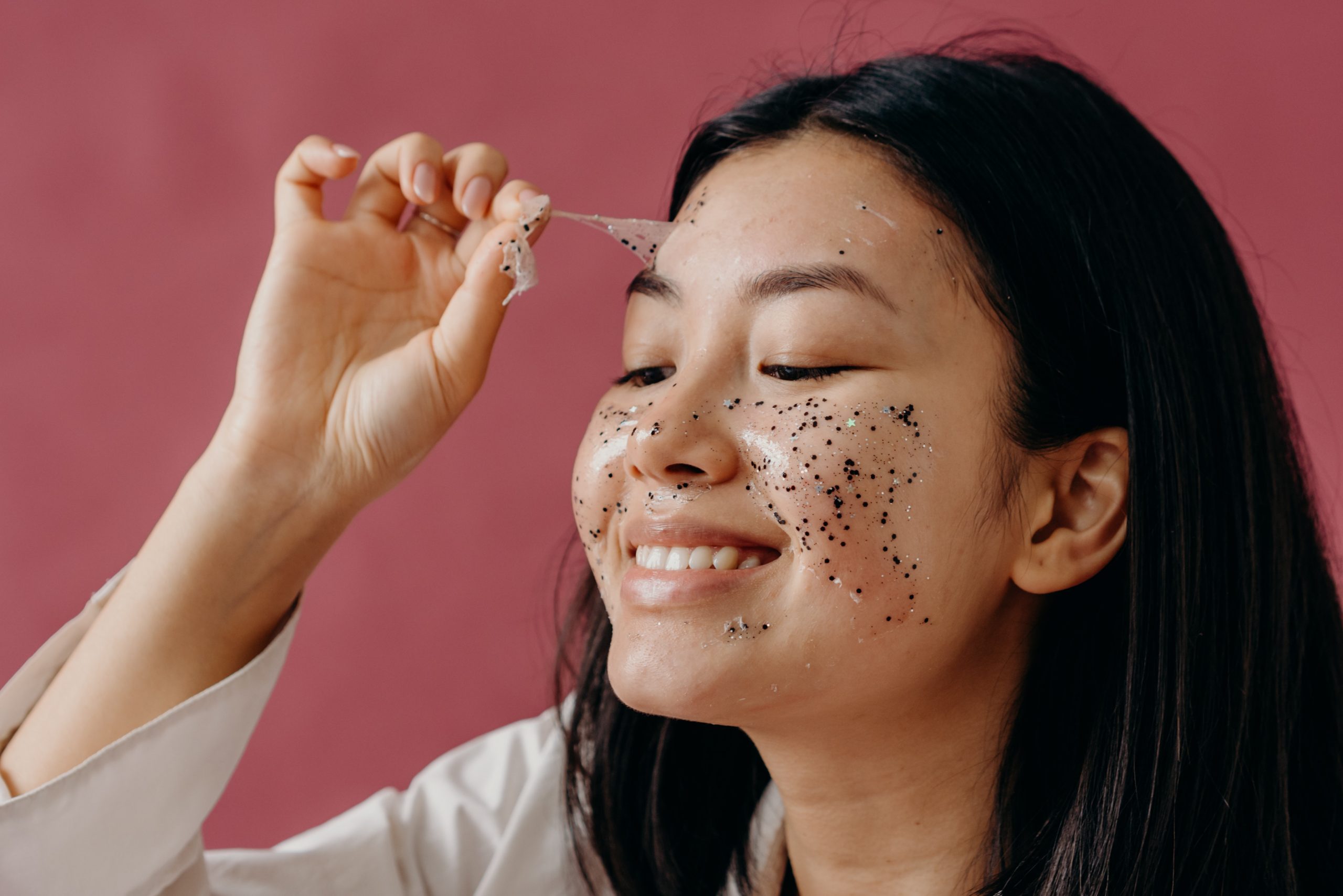 Peeling do twarzy – jak wygląda prawidłowe oczyszczanie twarzy?