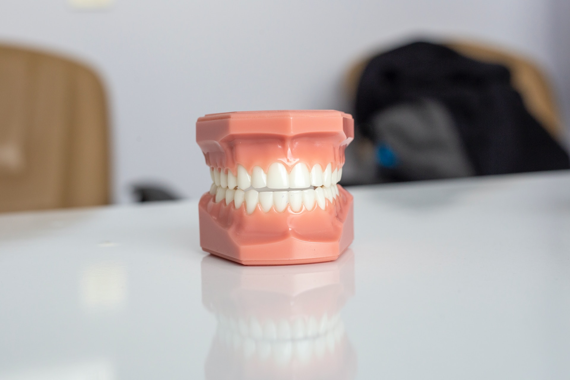 Jak specjalistyczna protetyka zębów może Ci pomóc?
